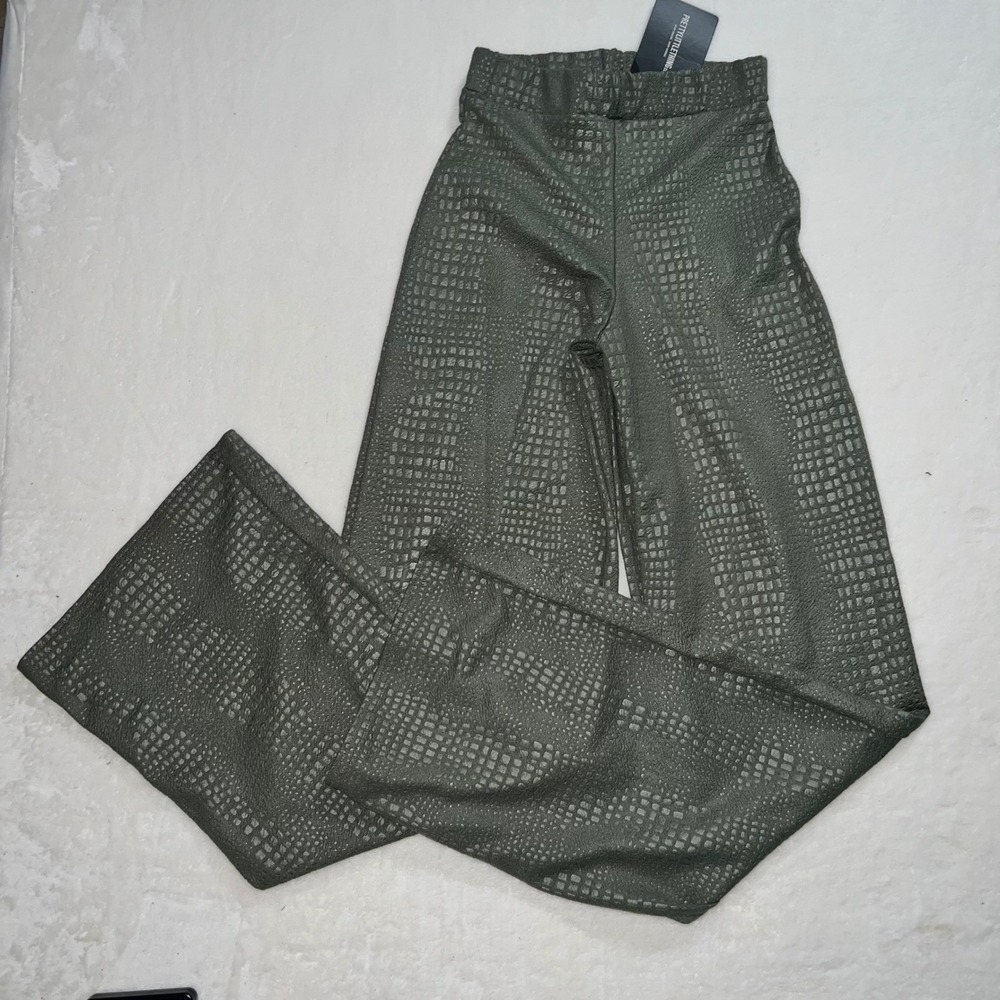 PrettyLittleThing Sage Green Croc Textured Long Wide Leg Pants Womens US 2 NWT